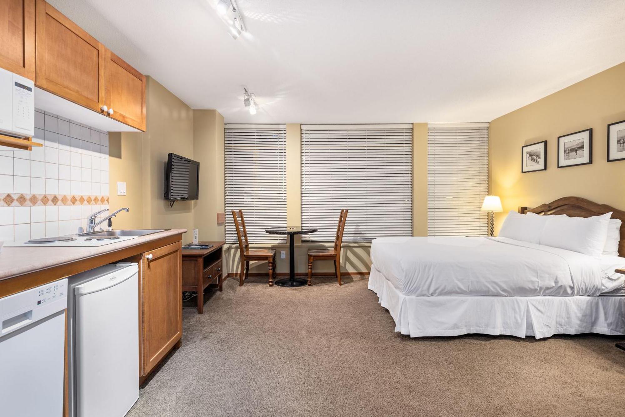 Spring Summer Special Cascade Lodge Suite Wifi 2 Hot Tubs Pool Gym Sauna Ski & Bike Storage Room Whistler Exterior photo