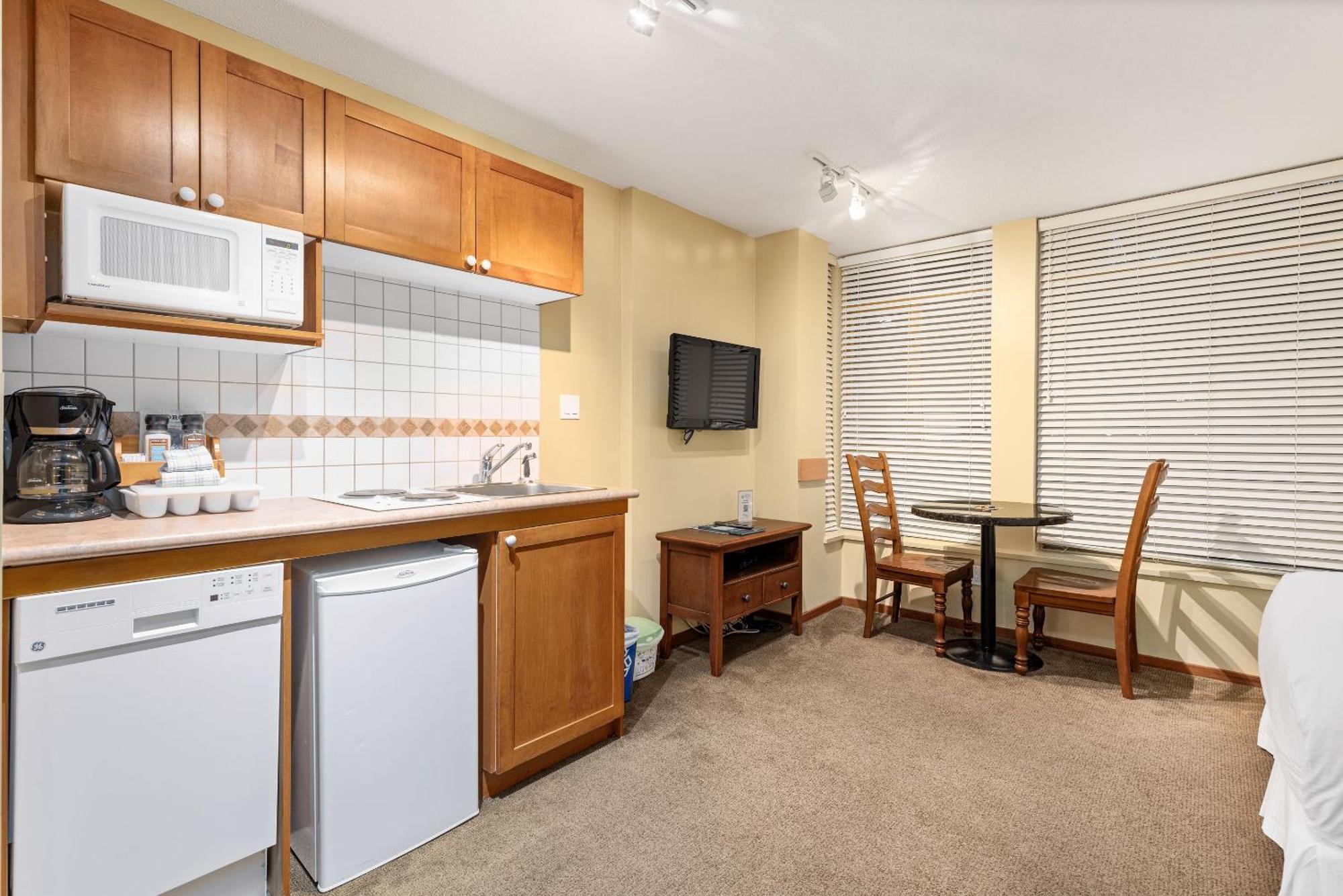 Spring Summer Special Cascade Lodge Suite Wifi 2 Hot Tubs Pool Gym Sauna Ski & Bike Storage Room Whistler Exterior photo